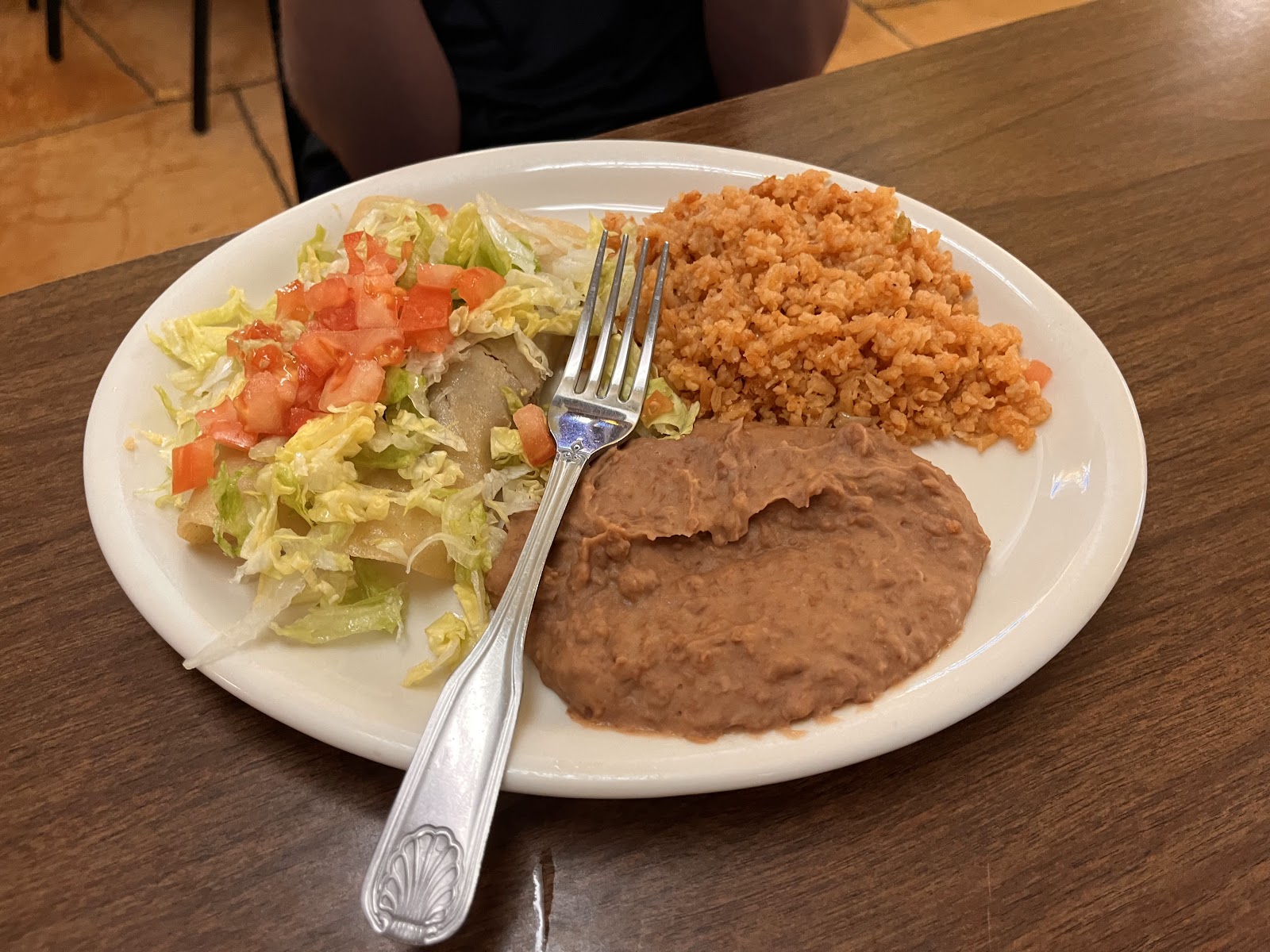 Crispy flauta plate with lettuce, tomato, rice and beans